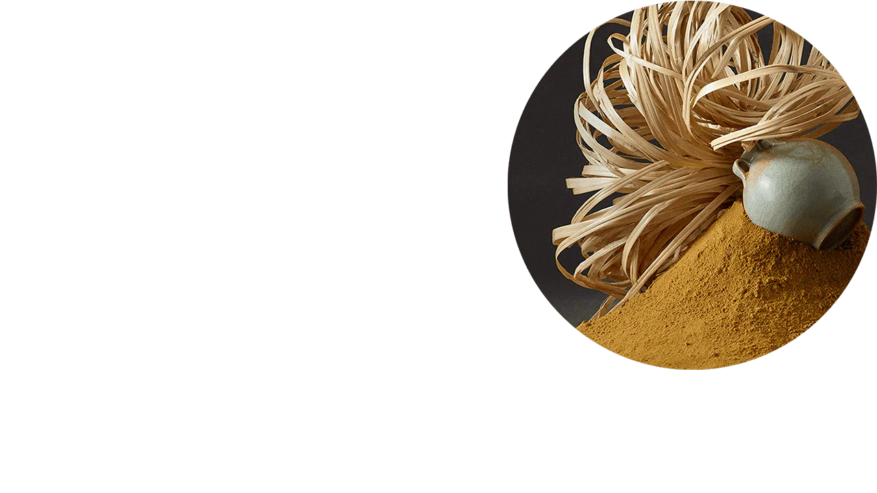 赭色香辛料堆與大型陶瓷器。