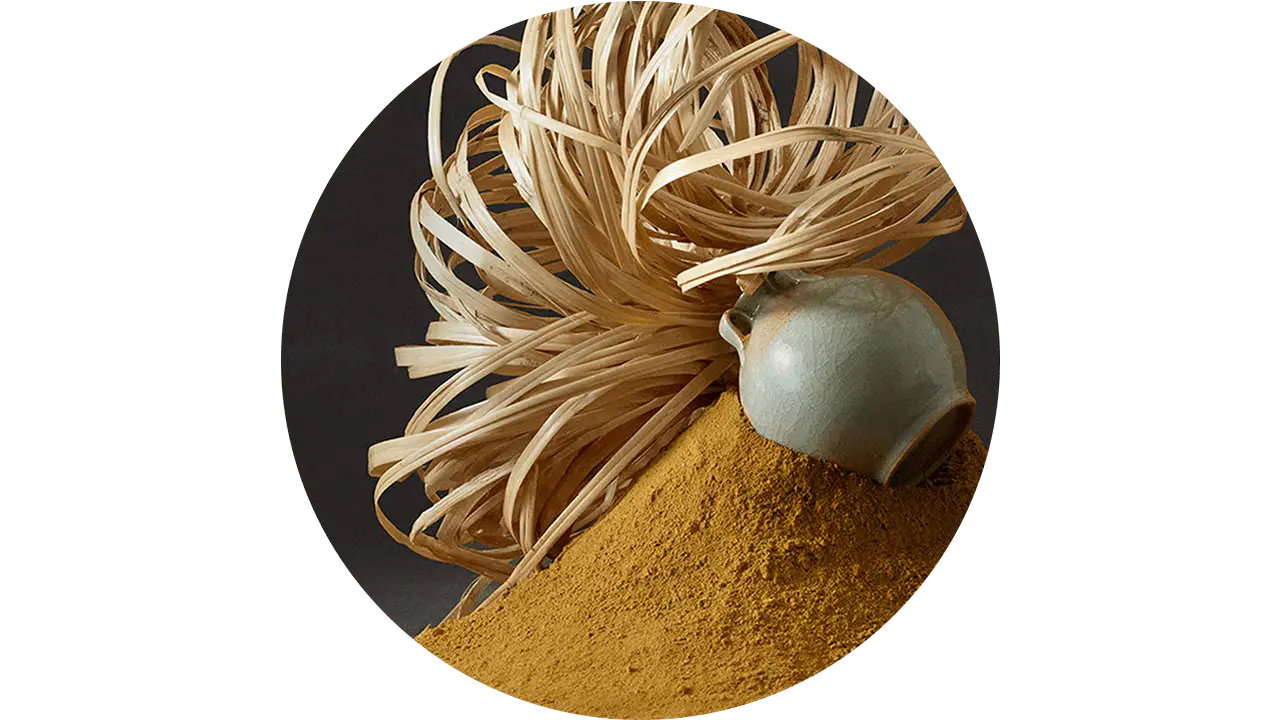 赭色香辛料堆與大型陶瓷器。